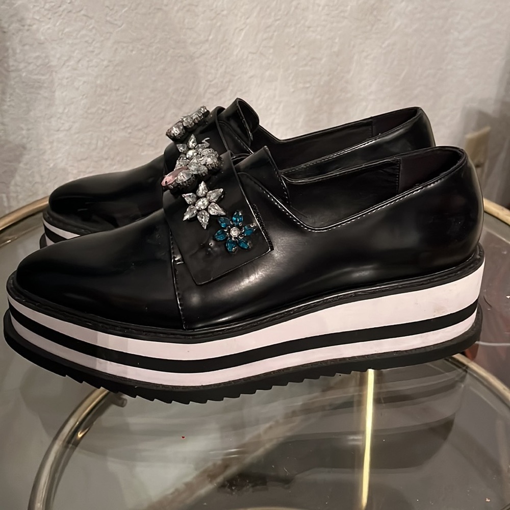 Zara Black Patent Leather Flats with Floral Embellishments - Picture 2 of 8